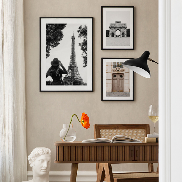 تابلوهای سیاه و سفید در اتاق کار