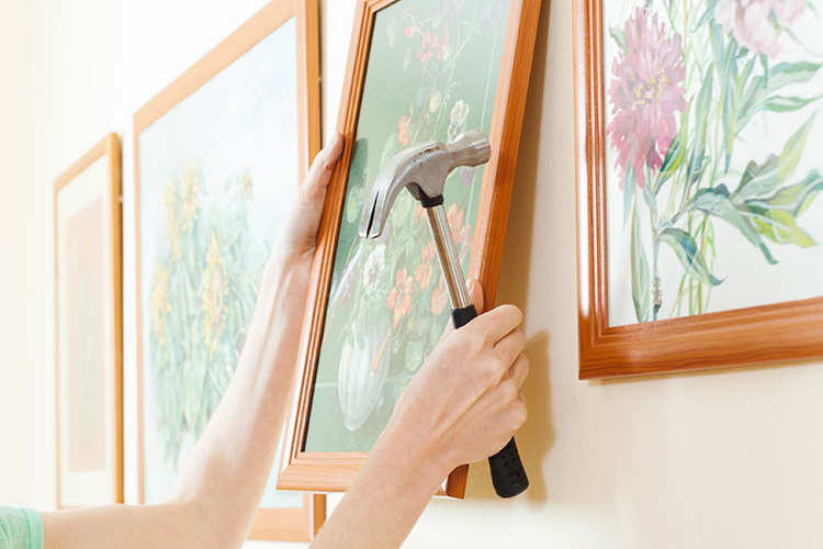 نصب تابلو روی دیوار