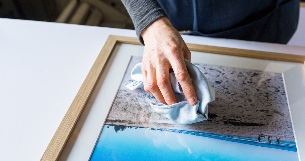 چگونه تابلوهای دکوراتیو را بطور حرفه‌ای تمیز کنیم؟